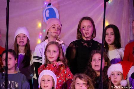 Miklavžev koncert na Osnovni šoli Toma Brejca napolnil telovadnico do zadnjega kotička (21)